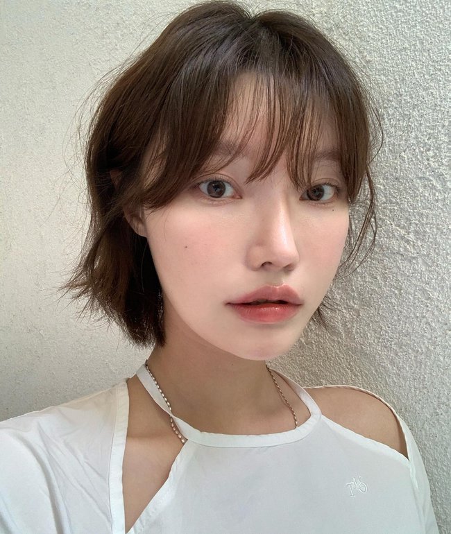 Mái thưa giúp che trán, làm gương mặt hài hòa hơn và mang đến vẻ tươi tắn, thân thiện. Kiểu mái này hợp với hầu hết các kiểu tóc công sở, từ bob đến layer. Dễ sấy, dễ giữ nếp, mái thưa luôn là bí quyết “ăn gian tuổi” hiệu quả cho chị em.