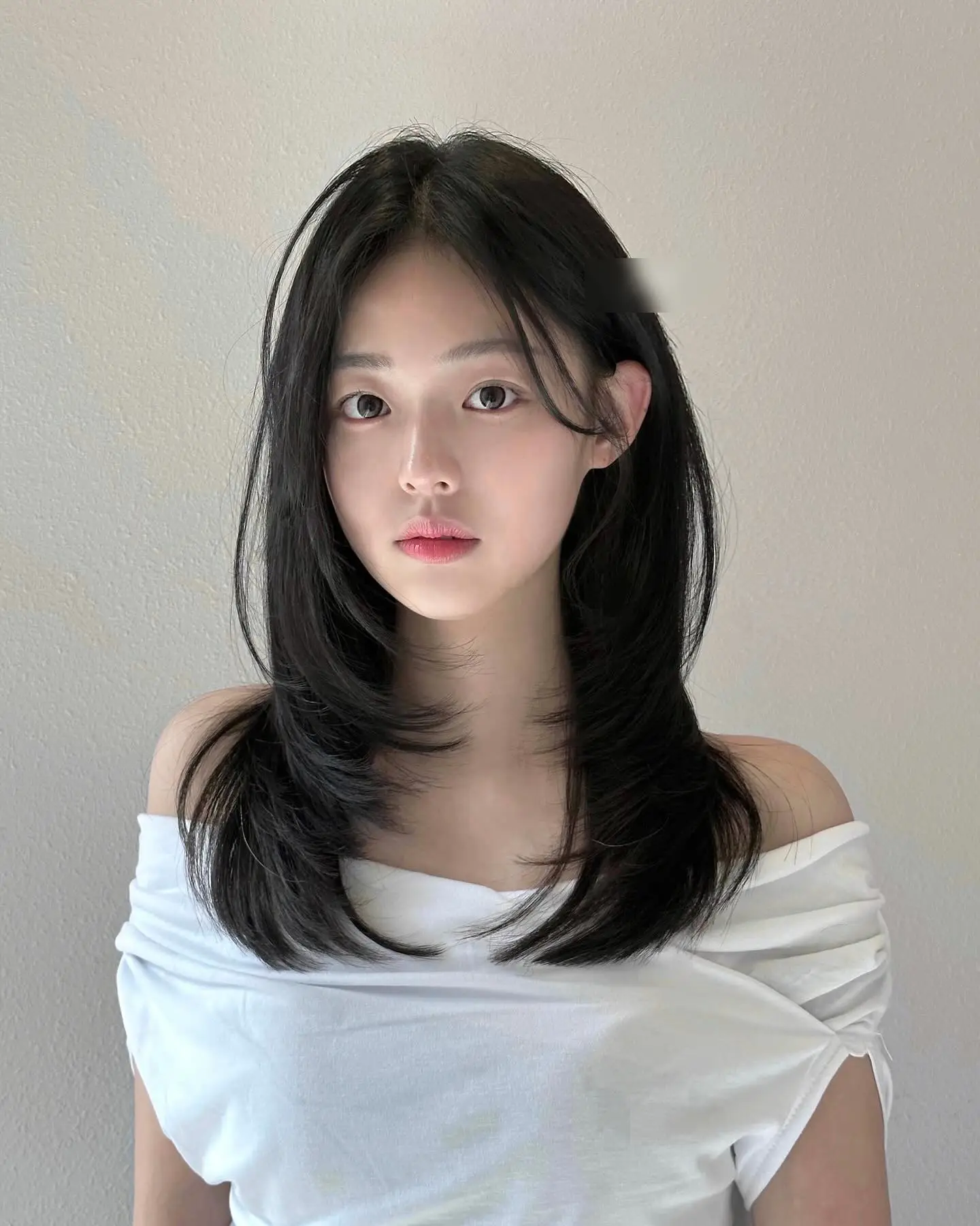 Mái bay ôm hai bên gò má giúp mặt nhỏ và thanh thoát thấy rõ. Kết hợp đuôi tóc cụp tự nhiên, tổng thể vừa nữ tính vừa sang xịn. Kiểu tóc này hợp mọi dạng mặt, đặc biệt là mặt dài và mặt vuông nhẹ, lại rất phù hợp style công sở thanh lịch.