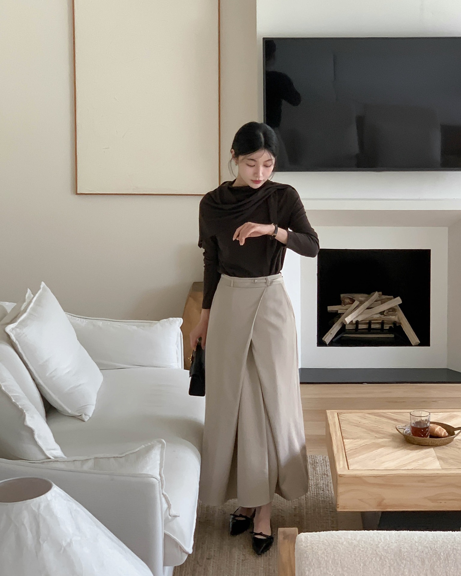 Nhờ thiết kế kinh điển và màu sắc cơ bản, chân váy suông rất ít lỗi mốt. Đây là item mặc lâu dài, càng dùng càng thấy tiện và đáng đầu tư.