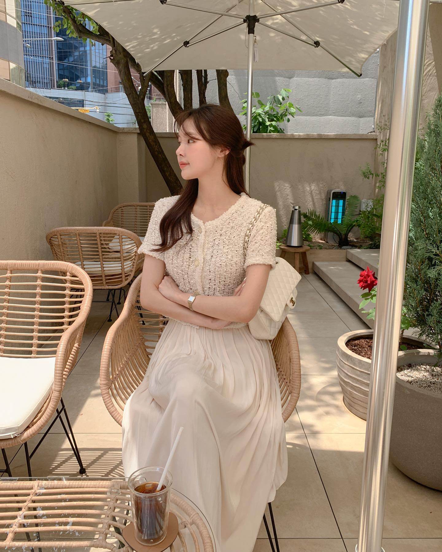 Áo len cộc tay không hề chán như bạn nghĩ: Chỉ cần phối đúng 5 kiểu này là sang xịn mịn suốt mùa Thu - Đông 2025 - 11