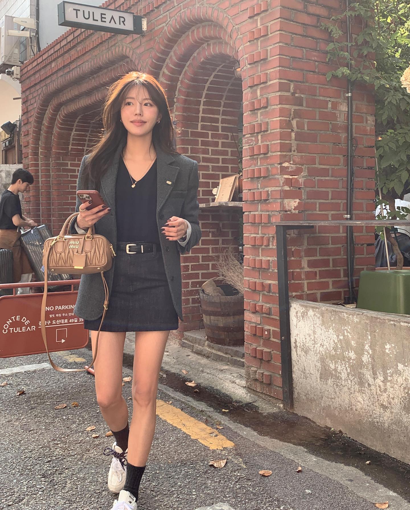 Chân váy ngắn luôn mang lại vẻ trẻ trung, năng động mà vẫn tinh tế. Dáng chữ A hoặc váy tennis vừa tôn chân vừa dễ phối đồ. Kết hợp với blazer hoặc áo len oversize là đủ “hack tuổi”, vừa hợp đi làm vừa xinh xắn khi xuống phố.