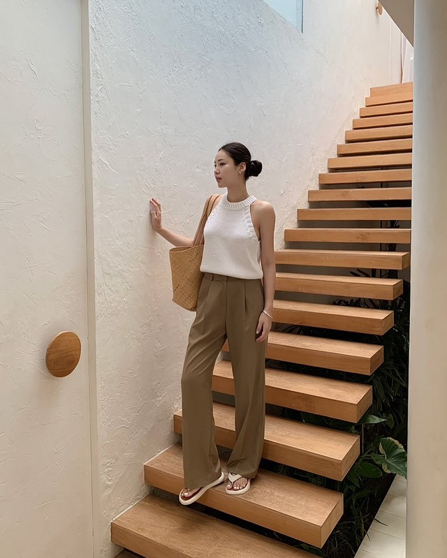 Phối áo hai dây hoặc áo yếm cùng quần màu trà sữa là công thức “mặc ít nhưng chất”. Có thể layer với áo thun hoặc sơ mi bên trong để tạo set đồ hợp mùa. Đi cùng giày sandal hoặc túi kẹp nách là bạn đã có outfit cực kỳ thời thượng.