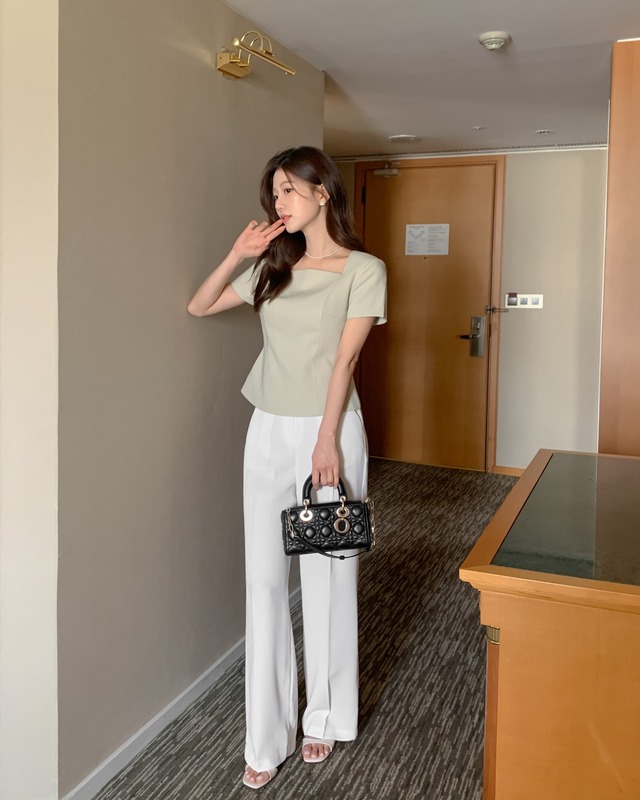 Tinh tế, sáng sủa và cực kỳ thời thượng. Quần trắng ống rộng dễ phối với các màu lạnh như xám, đen, xanh navy. Diện với áo cổ lọ và blazer, bạn sẽ có ngay outfit “chuẩn chỉnh” cho mùa đông, đơn giản mà đẳng cấp, nhẹ nhàng nhưng nổi bật.