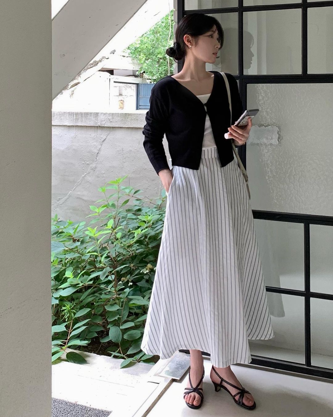 Cardigan mang lại vẻ mềm mại, nữ tính và rất dễ phối. Dáng dài hoặc lửng nhẹ giúp che khuyết điểm vòng eo, tạo sự thanh thoát. Tông trắng kem, be, hồng nhạt hay xanh xám giúp gương mặt sáng hơn. Phù hợp từ công sở đến dạo phố, mặc lên là trẻ ngay vài tuổi.