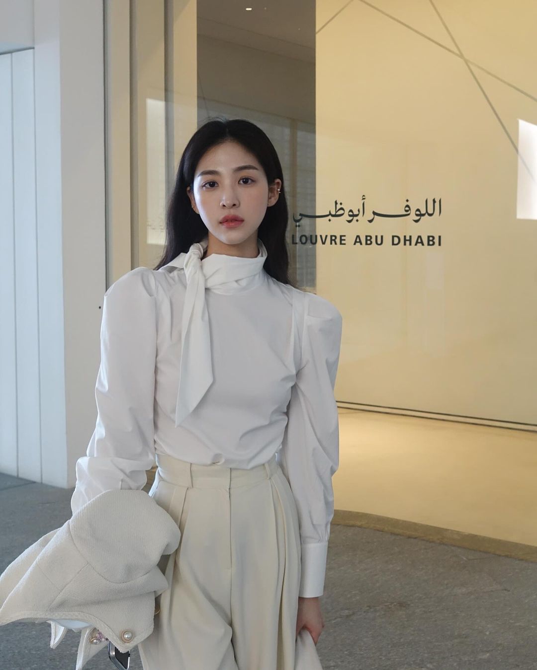 Áo dài tay phối quần trắng mang lại vẻ ngoài sáng sủa, tinh tế. Sự tương phản màu sắc giúp outfit trông hiện đại và thanh lịch. Ưu tiên quần trắng đứng phom để tổng thể gọn gàng, sang hơn.