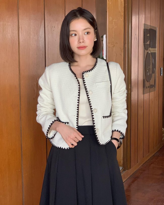 Áo khoác tweed ghi điểm nhờ chất liệu cổ điển và phom dáng sang trọng. Khi phối cùng item đơn giản, tweed giúp outfit tinh tế và không bị già theo thời gian.