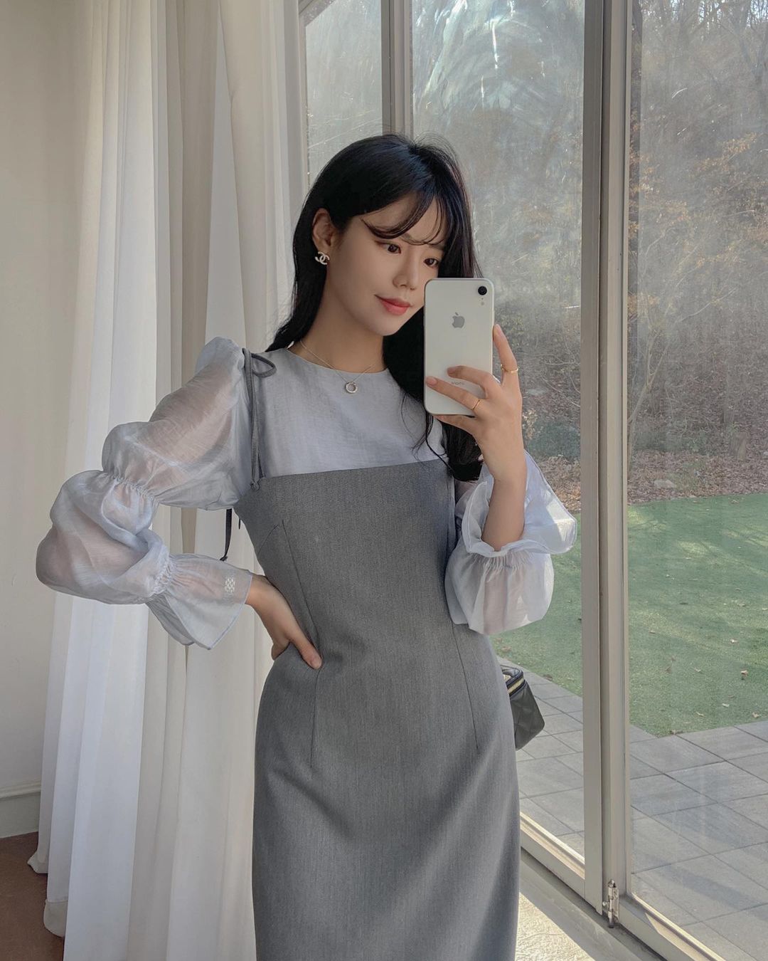 Đừng nghĩ váy hai dây chỉ dành cho mùa hè! Chỉ cần khoác ngoài blazer hoặc cardigan, item này lập tức sang và cuốn hút. Chất liệu lụa hoặc satin bóng nhẹ giúp tôn làn da, tôn vai, cho bạn vẻ gợi cảm tinh tế mà vẫn giữ được nét thanh lịch, thời thượng.