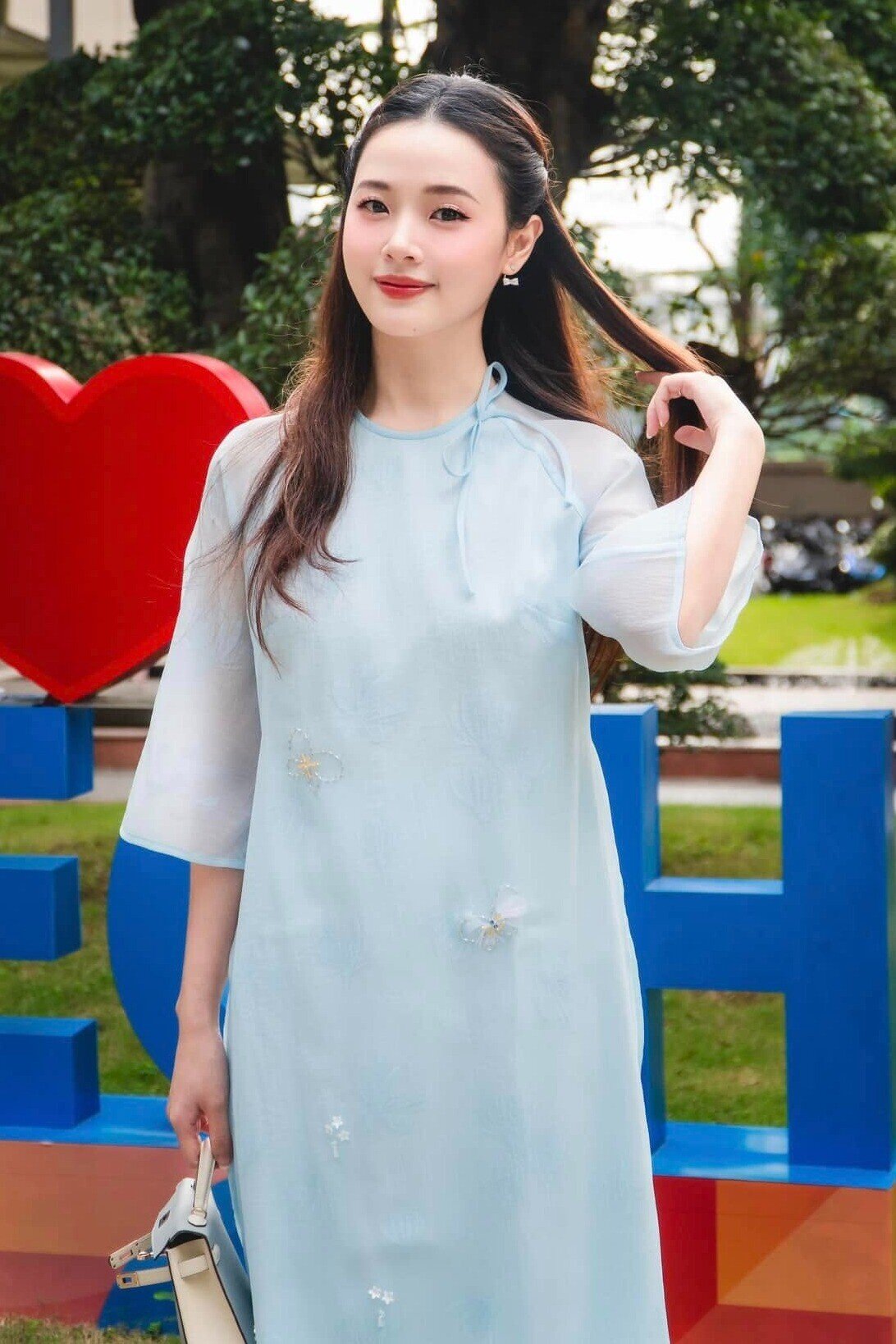 amp;#34;Đọamp;#34; nhan sắc của 3 mỹ nhân Việt trên giảng đường: Midu nhìn như nữ sinh, diện mạo Hoa hậu Ngân Anh gây ngỡ ngàng - 3