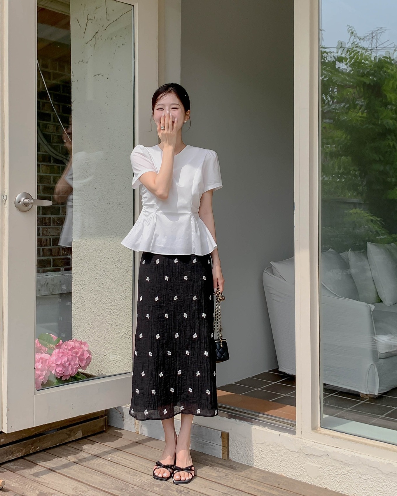 Combo đậm chất “quý cô văn phòng”. Áo blouse mềm mại phối chân váy suông tạo nên vẻ nữ tính vừa phải, tôn eo và kéo dài chân. Chọn màu trung tính như be, trắng, nâu hoặc xanh nhạt - đơn giản nhưng sang, phù hợp cho cả họp hành lẫn gặp gỡ cuối ngày.