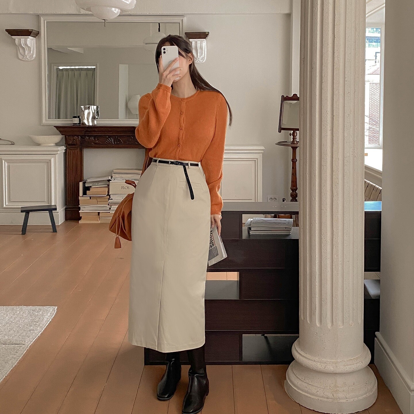 Chân váy suông là lựa chọn hoàn hảo cho nàng công sở thích sự thanh lịch. Dáng váy dài, chất liệu dạ hoặc len giúp giữ ấm mà vẫn tôn dáng. Khi mix cùng blazer hay cardigan, set đồ trở nên mềm mại, nữ tính và cực sang.