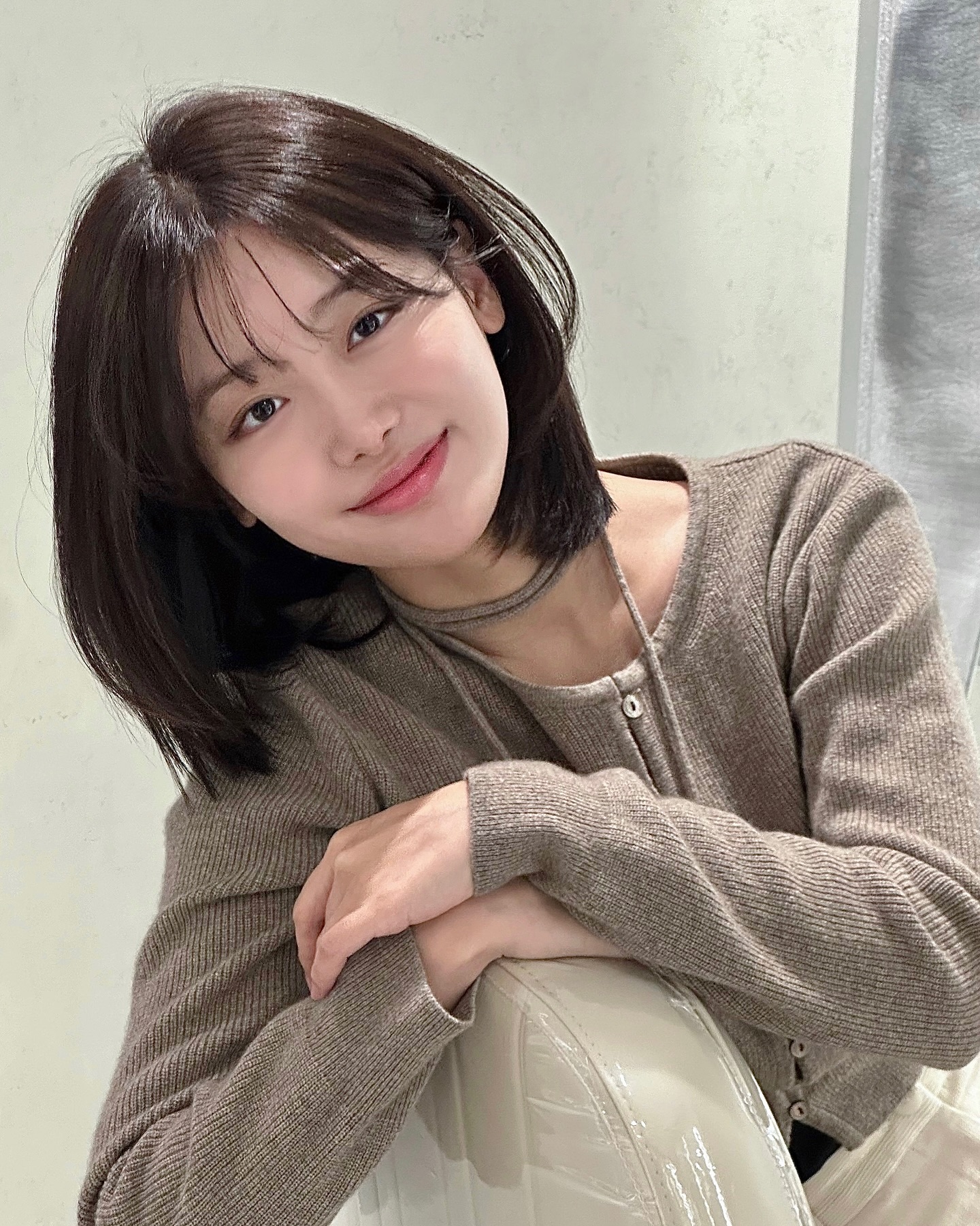 Mái cắt mỏng, cong nhẹ theo trán giúp khuôn mặt trẻ trung và tươi tắn hơn. Khác với mái bằng truyền thống, phiên bản Hàn mang cảm giác nhẹ nhàng, không “nuốt mặt”. Kết hợp thêm vài lọn tóc lưa thưa hai bên sẽ giúp gương mặt cân đối, hài hòa hơn.