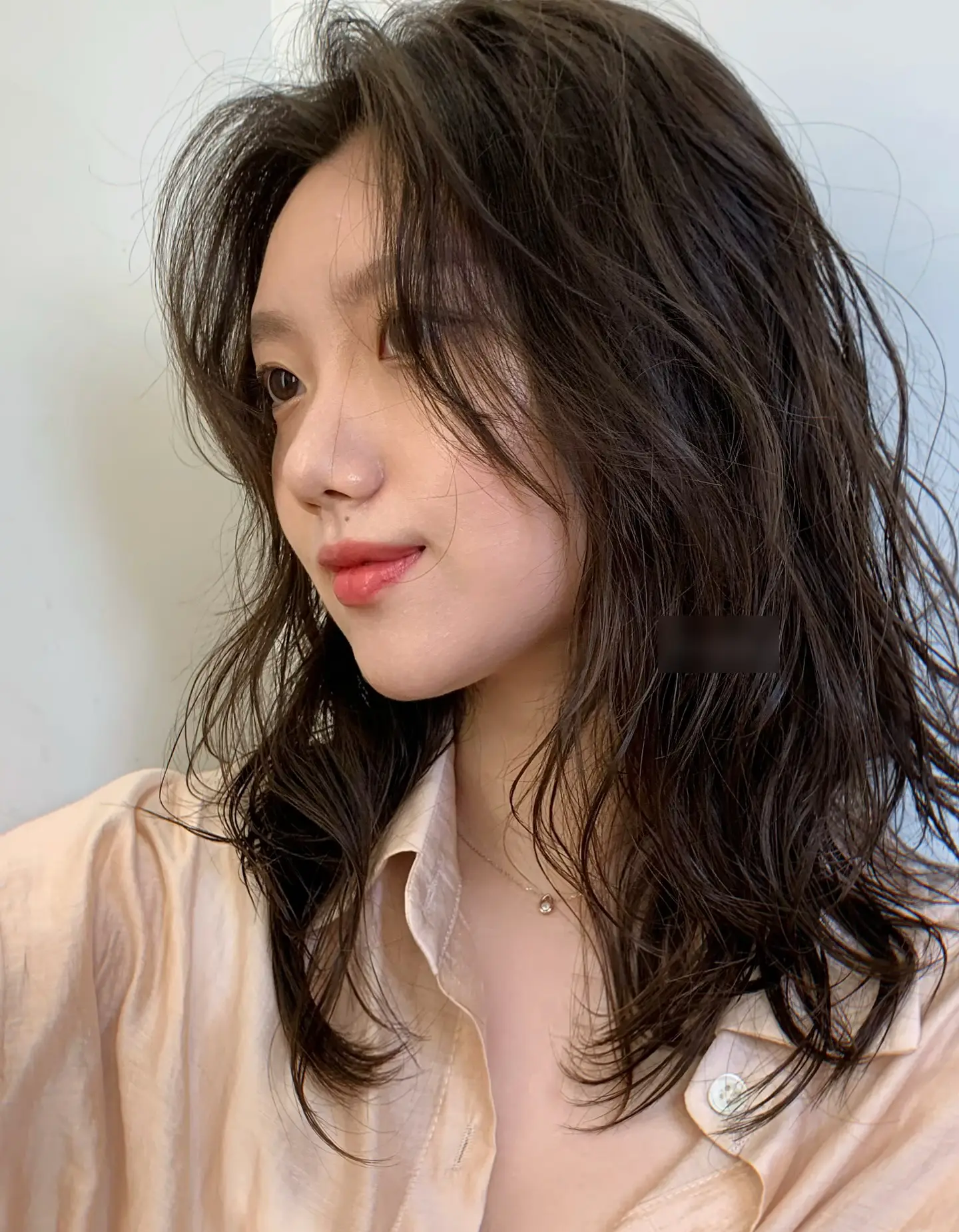 Xoăn nhẹ hoặc xoăn lơi giúp tóc bồng bềnh, tạo hiệu ứng thu nhỏ mặt rõ rệt. Kiểu tóc trẻ trung, sành điệu và rất phù hợp với nàng mặt tròn.