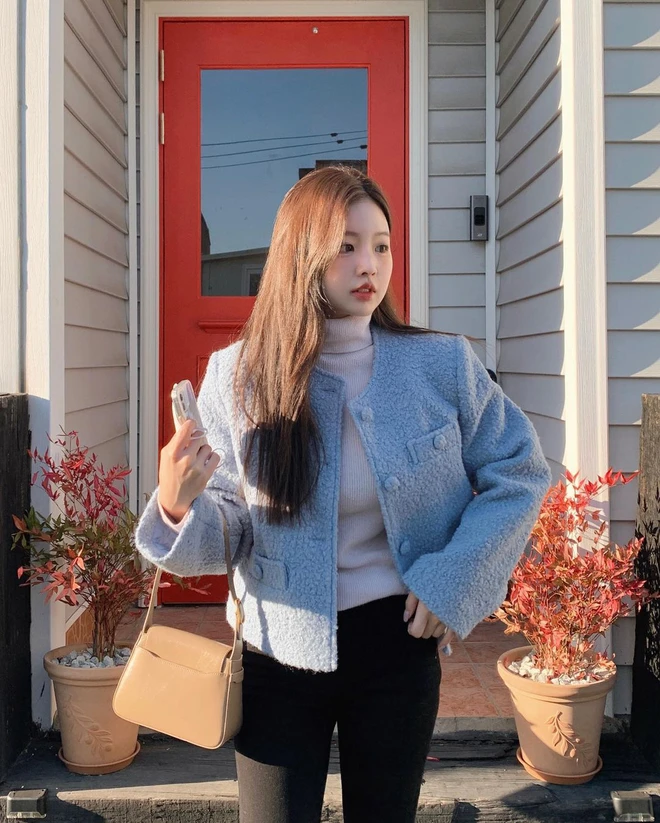 Áo khoác dạ nổi bật nhờ chất liệu dày dặn và phom đứng. Kiểu áo này giúp tổng thể gọn gàng, thanh lịch và gần như không bao giờ bị xem là lỗi mốt.