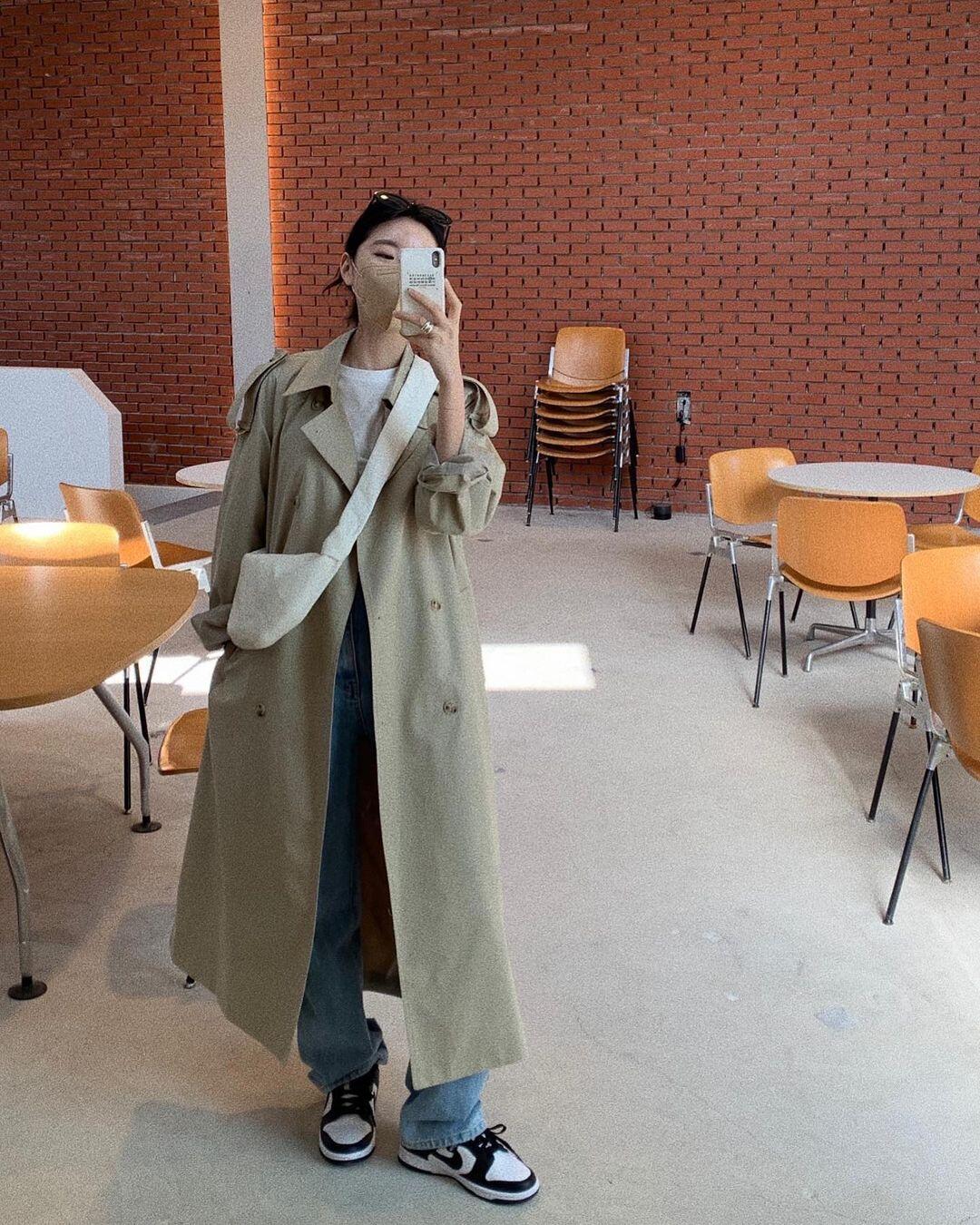 Áo trench coat là biểu tượng của thời trang kinh điển. Dáng dài, màu trung tính giúp tôn dáng, dễ phối và mặc suốt nhiều mùa vẫn giữ vẻ sang sủa.