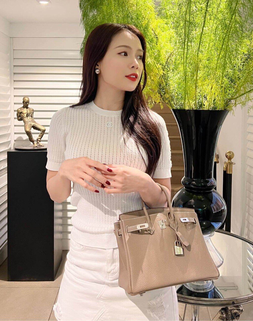 Hot girl Việt 30 tuổi đã có 50 tỷ, nhìn amp;#34;gia tàiamp;#34; túi hiệu khiến nhiều người amp;#34;loá mắtamp;#34; - 2