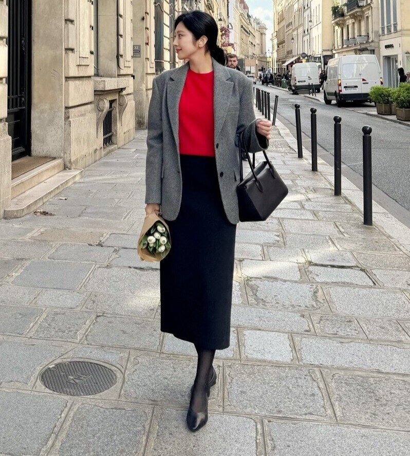 Chân váy suông tạo dáng thẳng, che khuyết điểm hông đùi hiệu quả. Phối cùng giày bệt, kiểu váy này giúp tổng thể gọn gàng, thanh lịch hơn.