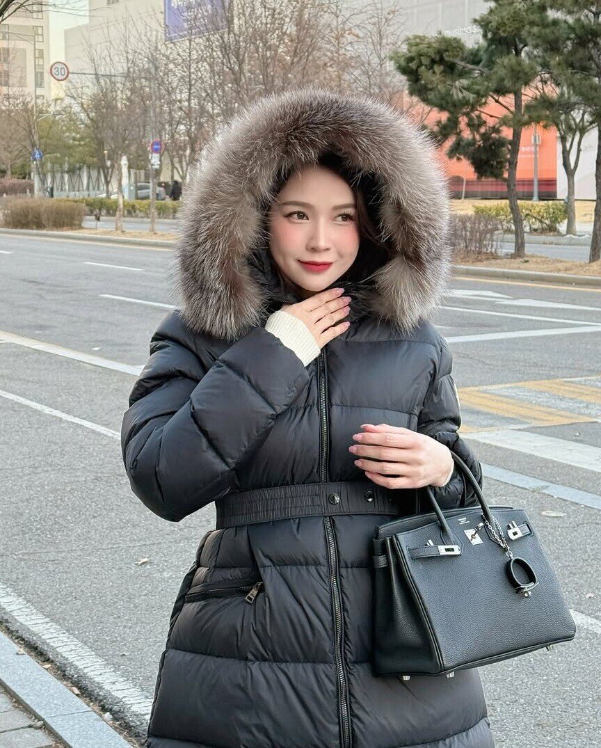 Các thiết kế Sam lựa chọn chủ yếu mang phom dáng cơ bản, màu sắc trung tính như đen, trắng, be, nâu, dễ phối đồ và phù hợp nhiều hoàn cảnh. Giá trị mỗi chiếc túi dao động từ vài trăm triệu đến cả tỷ đồng.