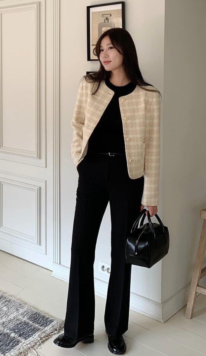 Quần ống loe tạo hiệu ứng kéo dài đôi chân nhờ phần ống xòe nhẹ che giày. Khi mang giày bệt, vóc dáng vẫn cao ráo và cân đối.