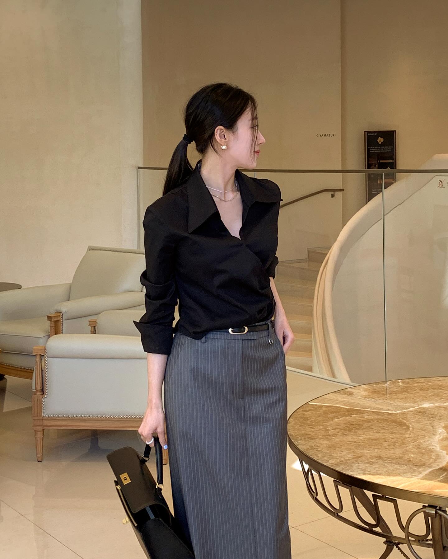 3 kiểu áo không dành cho nàng công sở sau 35 tuổi: Muốn sang đẹp, thanh lịch phải bỏ ngay - 3