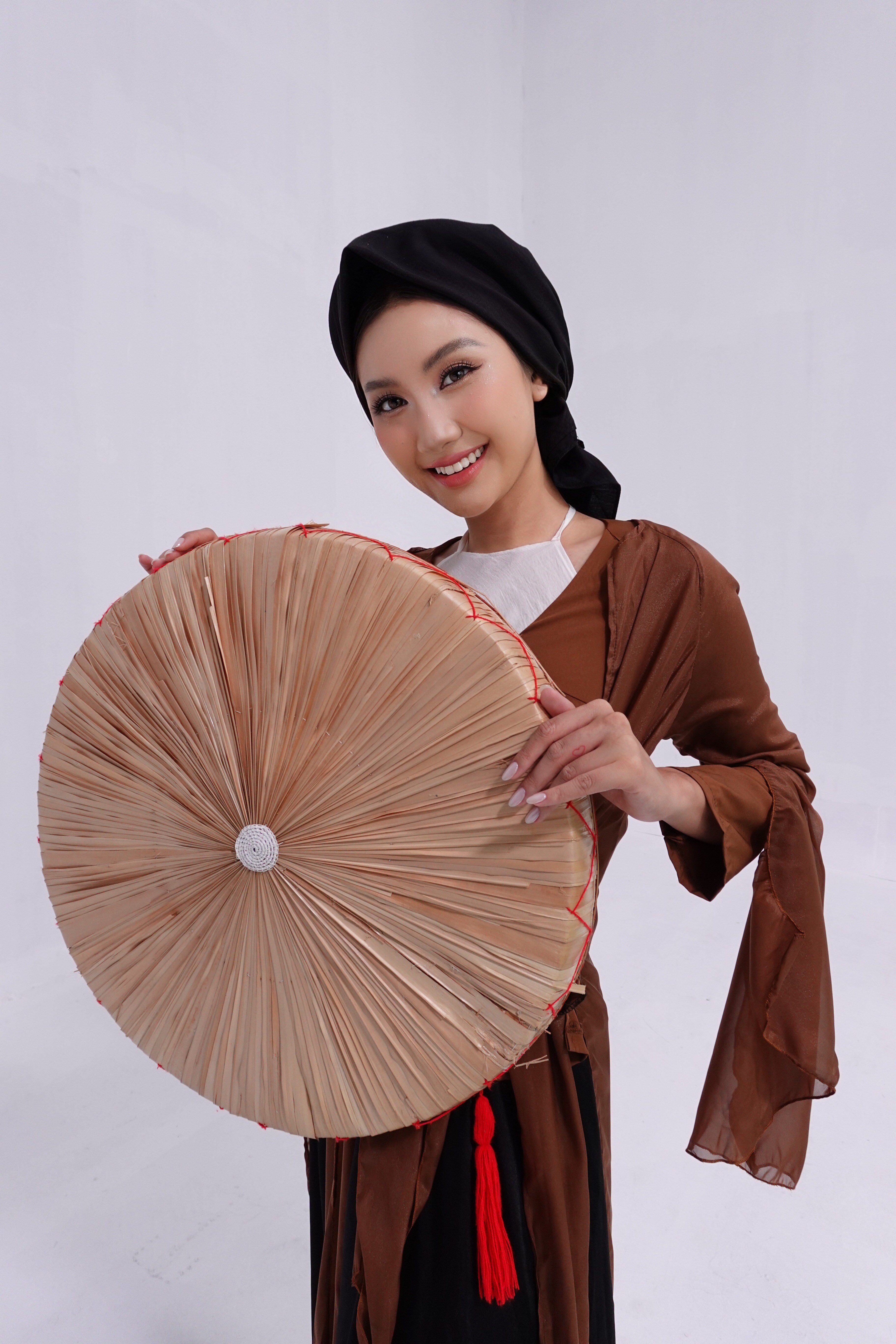 Hoa hậu Phương Linh diện trang phục truyền thống của 3 miền, góp phần tôn vinh vẻ đẹp truyền thống và tinh thần người phụ nữ Việt Nam.