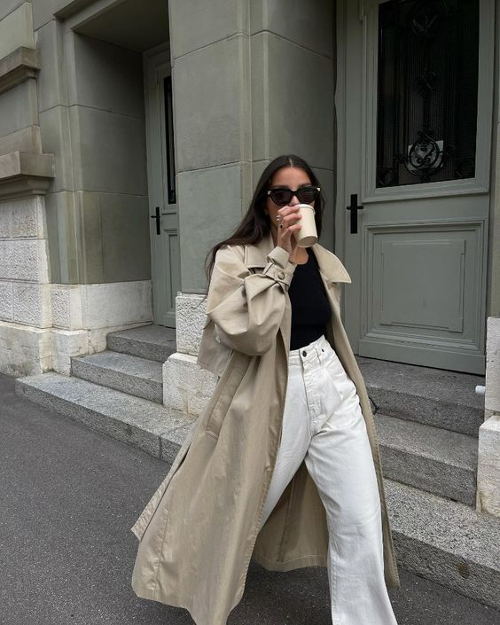 Combo trench coat và quần trắng giúp bạn nổi bật dù chỉ với những gam màu cơ bản. Sự tương phản nhẹ nhàng giữa sắc trắng - be - nâu luôn mang đến cảm giác ấm áp mà không kém phần tinh tế. Đây là công thức lý tưởng cho những ngày lạnh nhưng vẫn muốn giữ vẻ mềm mại.