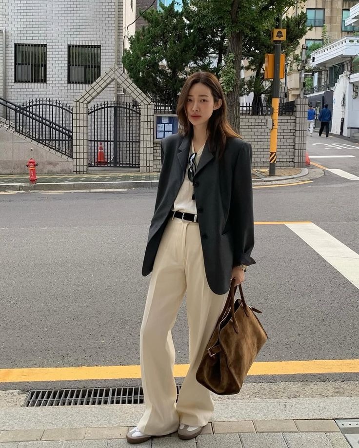 Phụ nữ trên 40 đừng bỏ qua 4 mẫu áo khoác này: Mặc lên thanh lịch, khí chất tăng bội phần - 3