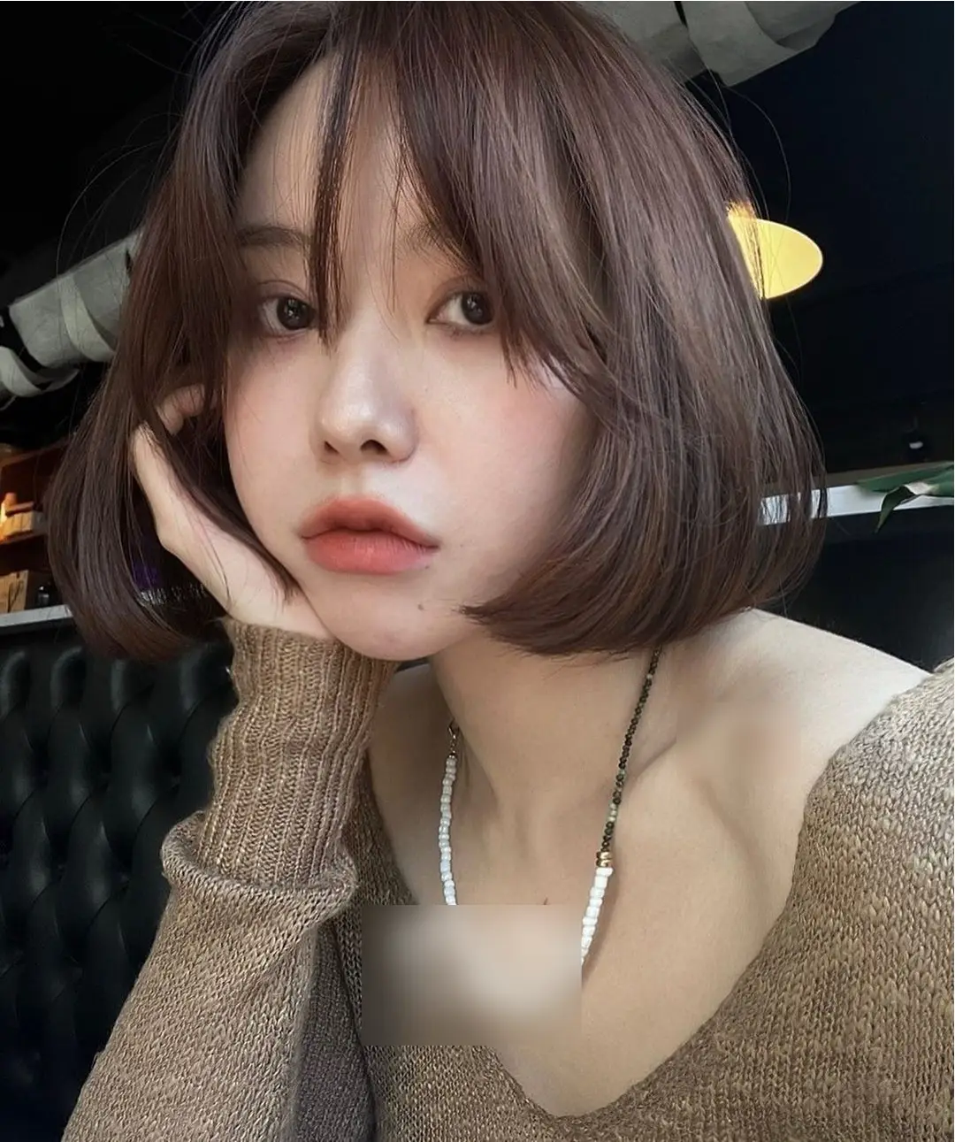 Tóc bob uốn cụp ôm nhẹ vào xương hàm giúp mặt thon gọn rõ rệt. Độ dài ngang cằm tạo cảm giác trẻ trung, năng động. Kiểu tóc này dễ chăm, chỉ cần sấy cụp là vào nếp đẹp ngay. Rất hợp với chị em mặt tròn, mặt vuông hoặc muốn “hack tuổi”.