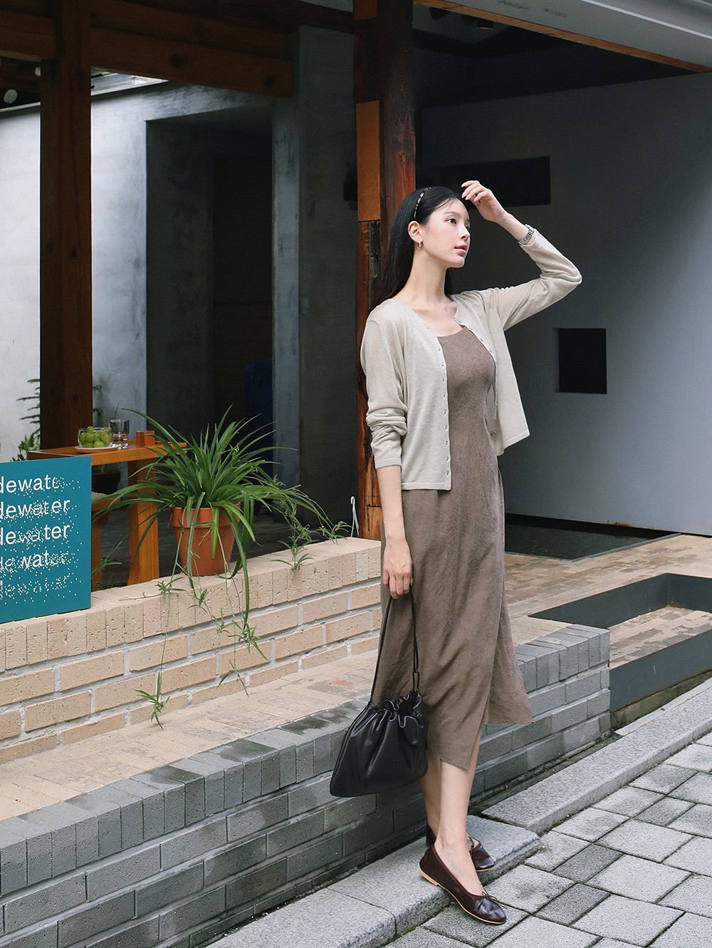 Giày búp bê mang đến vẻ nữ tính, mềm mại và dễ phối. Hợp với váy, jeans, quần âu. Màu nude, đen hoặc pastel giúp tổng thể thanh lịch và tôn chân mà không cần gót cao.