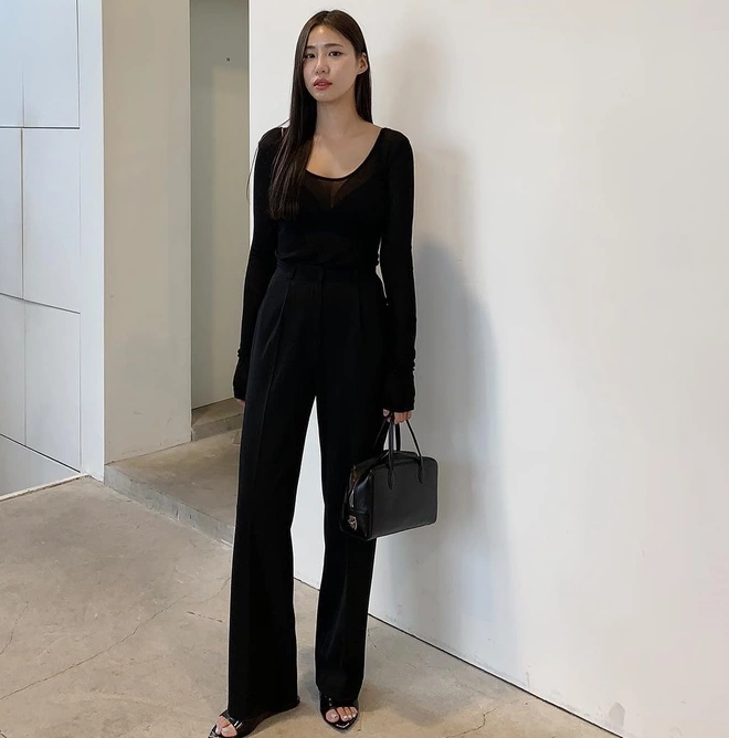 Áo thun dài tay phối cùng quần ống suông mang lại sự thoải mái nhưng vẫn giữ được nét chỉn chu cần có nơi công sở. Chọn áo trơn màu trung tính, quần cạp cao giúp tổng thể gọn gàng, cao ráo và dễ mặc hằng ngày.