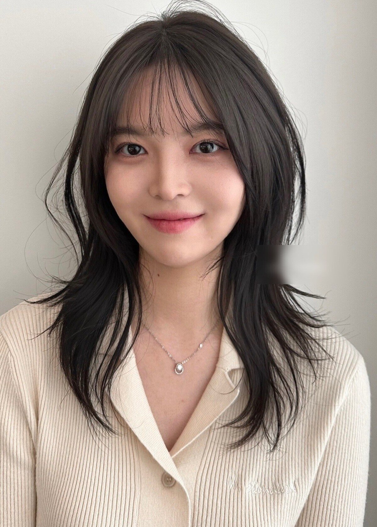 Độ dài ngang vai giúp tóc gọn gàng mà vẫn giữ nét mềm mại. Các lớp layer ôm sát mặt tạo hiệu ứng V-line tự nhiên. Kiểu tóc này không cần tạo kiểu cầu kỳ, chỉ cần sấy thẳng là đã có vẻ ngoài hiện đại, chỉn chu chuẩn nàng văn phòng bận rộn.