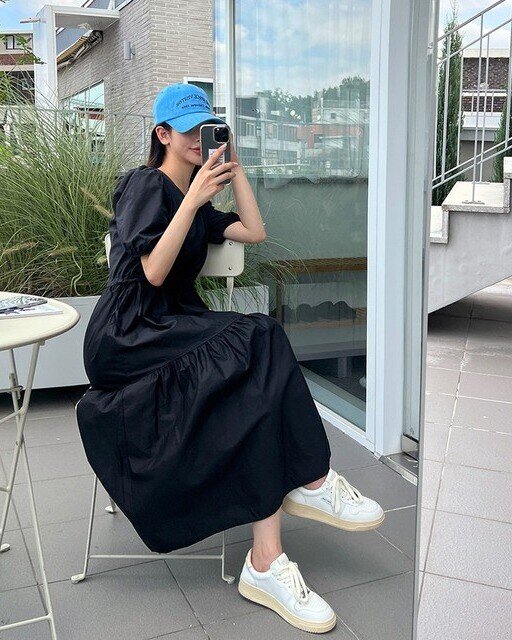 Sneaker giúp phụ nữ U40 “hack tuổi” hiệu quả nếu chọn dáng gọn và màu sắc trung tính. Khi kết hợp cùng quần jeans, quần suông hay chân váy midi, sneaker mang lại vẻ ngoài năng động, tươi mới mà vẫn giữ được sự tinh tế cần thiết.