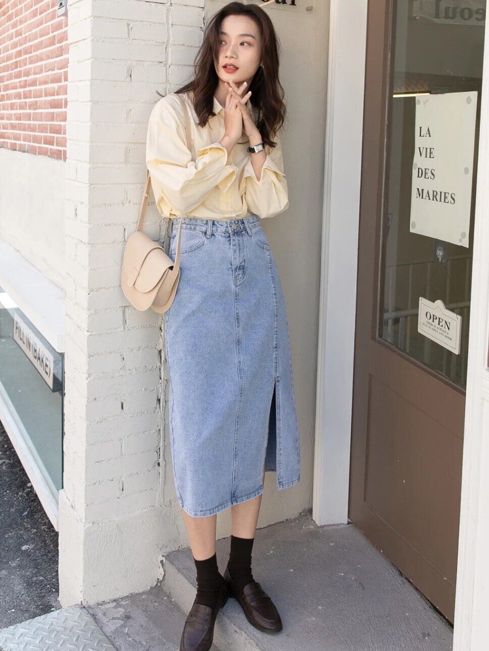 Chân váy denim năng động, trẻ trung nhưng vẫn phù hợp U35 khi chọn dáng chữ A hoặc suông nhẹ. Dễ phối áo thun, sơ mi, blazer hay len, mang lại vẻ hiện đại và rất “ăn ảnh”.