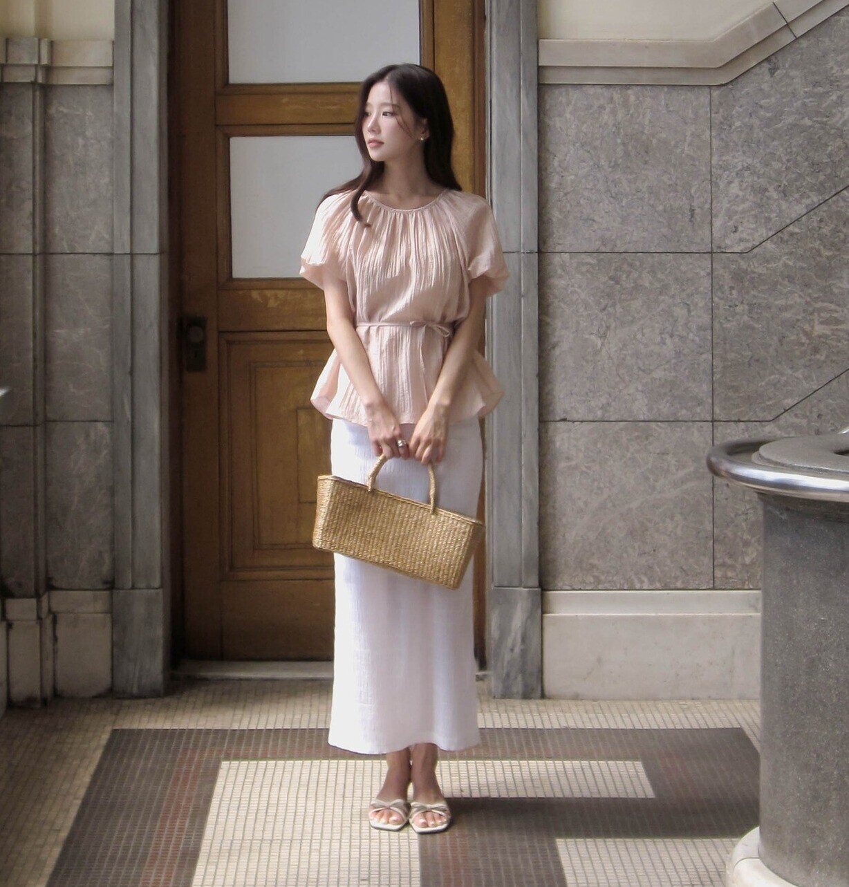 Chân váy suông mang nét tinh tế, thanh lịch; dáng thẳng giúp tổng thể gọn và tôn chân. Phối cùng áo tay dài, len cổ lọ hoặc blazer đều đẹp, phù hợp đi làm lẫn đi chơi.