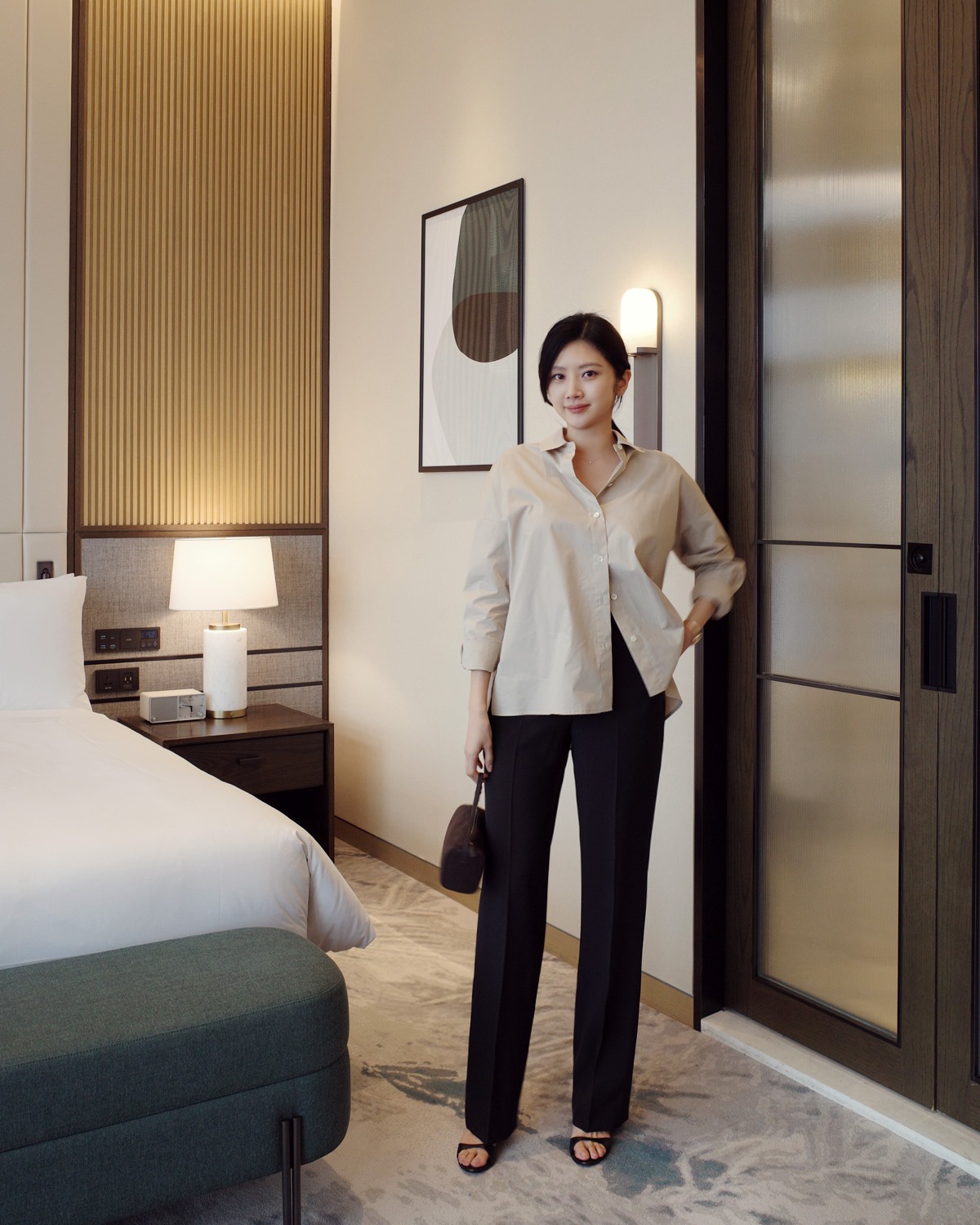 Hãy thay bằng áo sơ mi cotton dày, lụa cao cấp hoặc blouse cổ vuông – vừa thoáng mát, vừa kín đáo hơn trong môi trường công sở. Ngoài ra, đừng quên áo lót tiệp màu da để tránh phản cảm. Khi trời mưa, có thể khoác thêm cardigan hoặc blazer mỏng để giữ form.