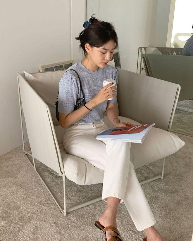 Áo len cộc tay mix quần jean là combo “bất bại” cho mọi phong cách. Dáng jean ống suông hoặc ống đứng giúp cân bằng tỉ lệ cơ thể, mang lại vẻ trẻ trung và hiện đại. Thêm blazer hoặc trench coat, bạn có ngay outfit vừa năng động vừa sang chuẩn gái Pháp.