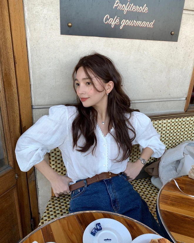 Combo vừa trẻ trung vừa thanh lịch. Áo blouse trắng mang nét nữ tính, kết hợp cùng jeans xanh giúp tổng thể năng động mà không mất đi sự chuyên nghiệp. Thêm đôi slingback hoặc loafer là bạn đã có outfit “đi làm cũng đẹp, tan làm vẫn xinh”.