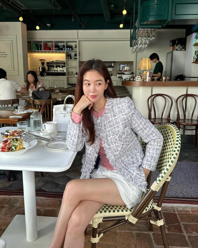 Áo tweed dáng ngắn là lựa chọn “nhỏ mà có võ” cho mùa lạnh. Chất liệu vải dày dặn, phom ôm nhẹ giúp tôn eo và kéo dài chân. Màu pastel, trắng ngà hay đen viền trắng đều dễ phối. Diện cùng chân váy chữ A hay quần ống rộng đều sang chuẩn quý cô Paris.