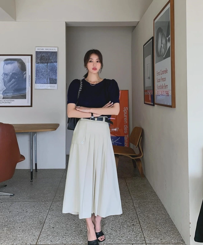 Dáng váy kinh điển tôn eo, che hông và giúp đôi chân trông thon dài hơn. Phối với áo sơ mi, áo thun hay cardigan đều hợp. Chỉ cần sơ vin gọn gàng, thêm đôi giày slingback hoặc loafer là có ngay outfit thanh lịch, trẻ trung chuẩn nàng công sở.