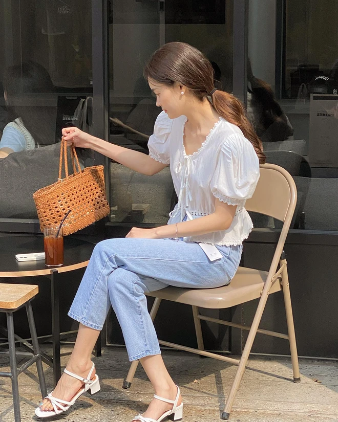 Set đồ này phù hợp cho những ngày bạn muốn đổi gió khỏi công thức công sở quen thuộc. Áo blouse mềm mại kết hợp jeans mang lại vẻ năng động, trẻ trung nhưng vẫn đảm bảo sự lịch thiệp. Đây là lựa chọn “2 trong 1” giúp bạn vừa đi làm, vừa đi chơi vẫn cuốn hút.