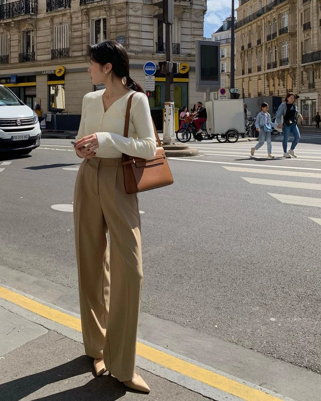 Form ôm nhẹ, đơn giản nhưng tôn dáng, áo len tăm kết hợp quần màu trà sữa tạo vẻ ngoài thanh lịch, thời thượng. Phối cùng giày búp bê hoặc boots là bạn đã có outfit nhẹ nhàng, ấm áp cho những ngày thu đông mà vẫn “auto” có gu thời trang.