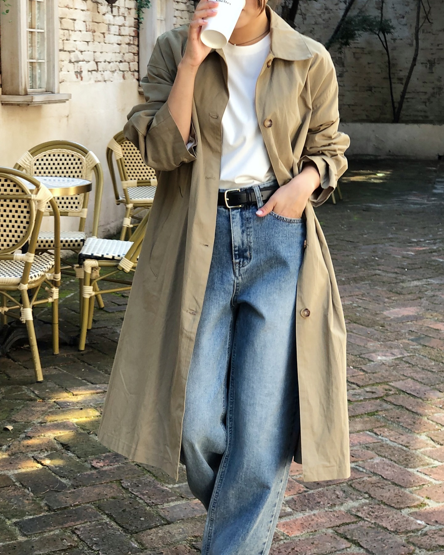 Chất liệu denim dày dặn giúp giữ ấm, dễ phối cùng áo len, hoodie, trench coat. Kiểu quần này mang lại vẻ năng động, trẻ trung và cá tính. Rất phù hợp với giày sneaker, boots hoặc giày đế độn, giúp kéo dài chân và tôn dáng hiệu quả trong mùa đông.
