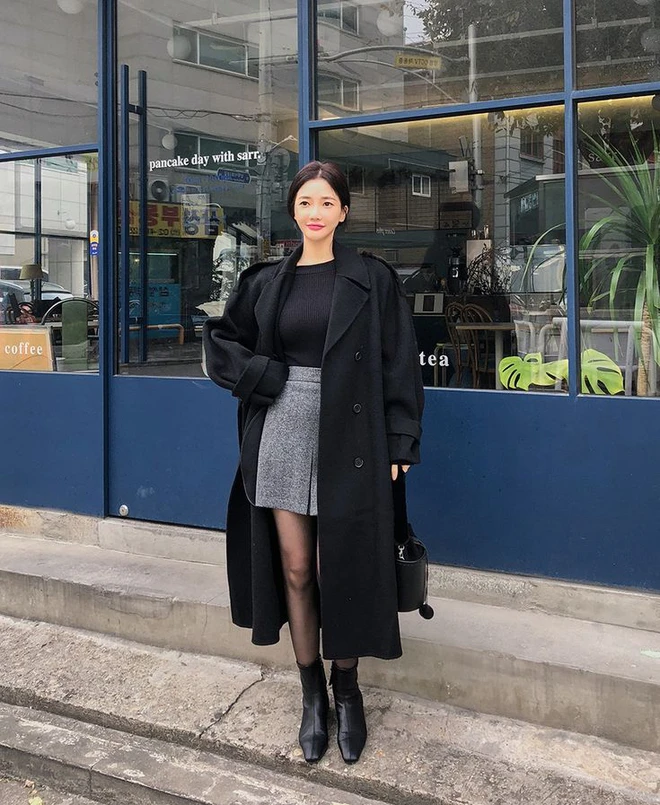 Kết hợp áo khoác dáng dài với đồ ngắn bên trong giúp tạo khoảng hở hợp lý, kéo dài đôi chân và giúp dáng người thanh thoát hơn. Váy ngắn, quần short hoặc váy ôm trên gối đều phù hợp. Mix thêm boots cao cổ là “hack dáng” cực hiệu quả.