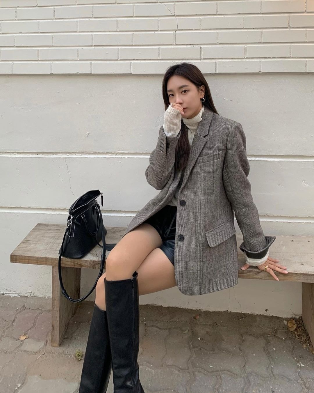 Blazer giúp phụ nữ trên 40 vừa trẻ trung vừa sắc sảo. Dáng suông hoặc thắt nhẹ eo tạo sự gọn gàng, thanh lịch. Những gam màu như be, trắng, đen hay pastel dễ phối và phù hợp nhiều hoàn cảnh. Mix với quần âu, jeans hoặc chân váy đều đẹp và sang.