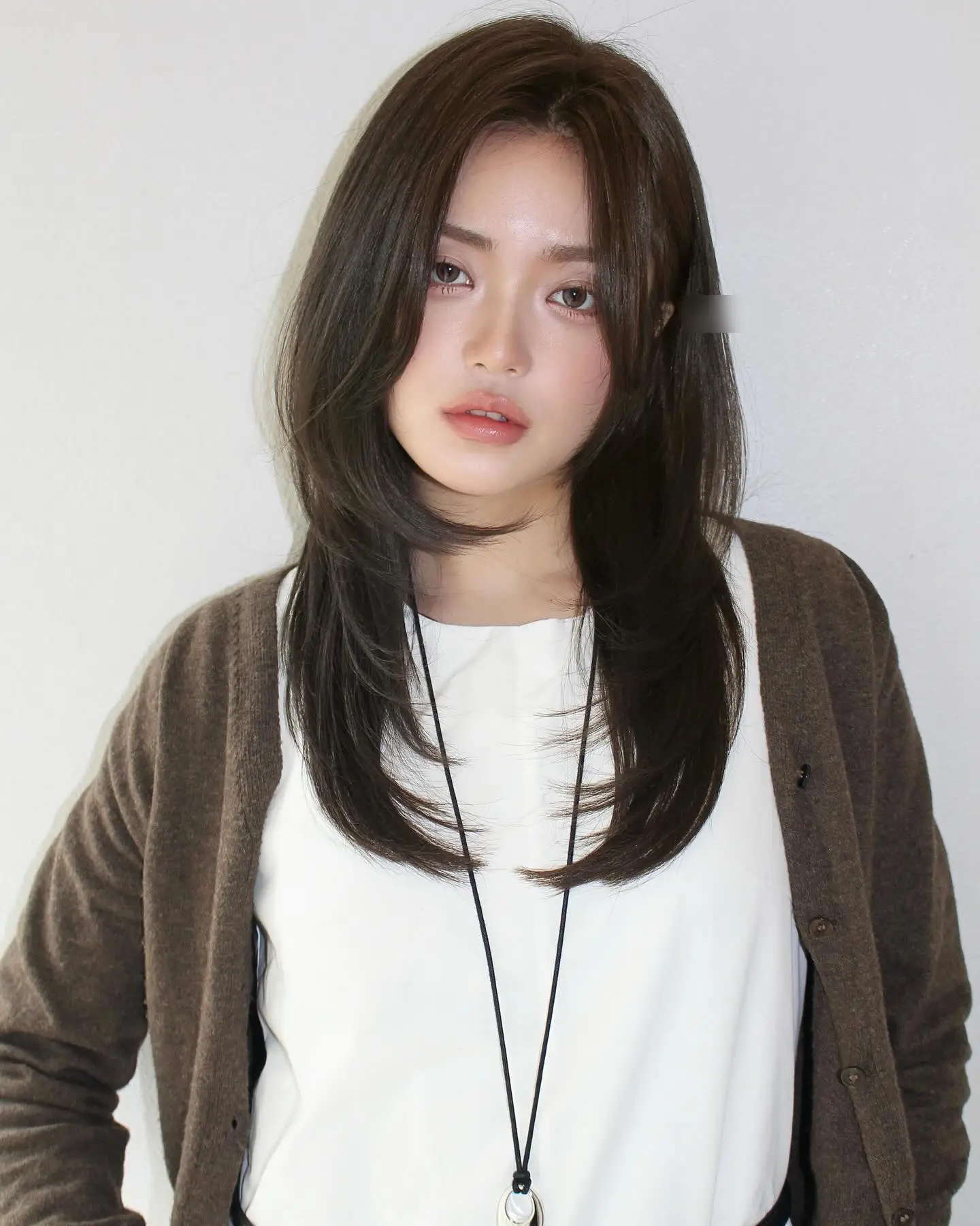 5 kiểu tóc uốn đuôi cụp bỗng được chị em yêu thích, cắt xong mặt thon gọn, trẻ hơn thấy rõ - 4