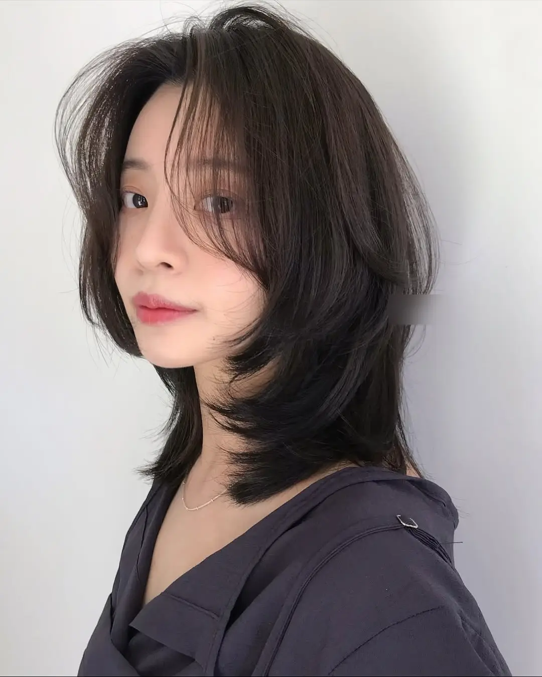 Mái thưa giúp che trán, tạo hiệu ứng kéo dài gương mặt. Kết hợp tóc ngang vai sẽ giúp mặt tròn trông nhỏ, thanh thoát và trẻ trung hơn rõ rệt.