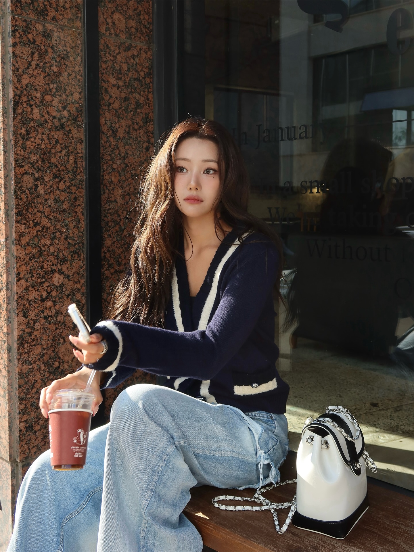 Đừng nghĩ quần jeans chỉ nên phối với blazer? Chị em muốn amp;#34;chanh sảamp;#34; phải có thêm 4 kiểu áo này trong tủ đồ - 4