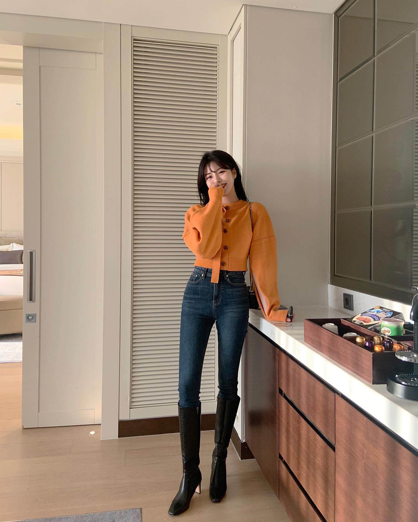 Quần skinny ôm chân kết hợp boots cao cổ tạo đường thẳng liền mạch, giúp đôi chân trông dài và thon hơn rõ rệt. Công thức này vừa giữ ấm, vừa mang vibe thời thượng kiểu fashionista. 