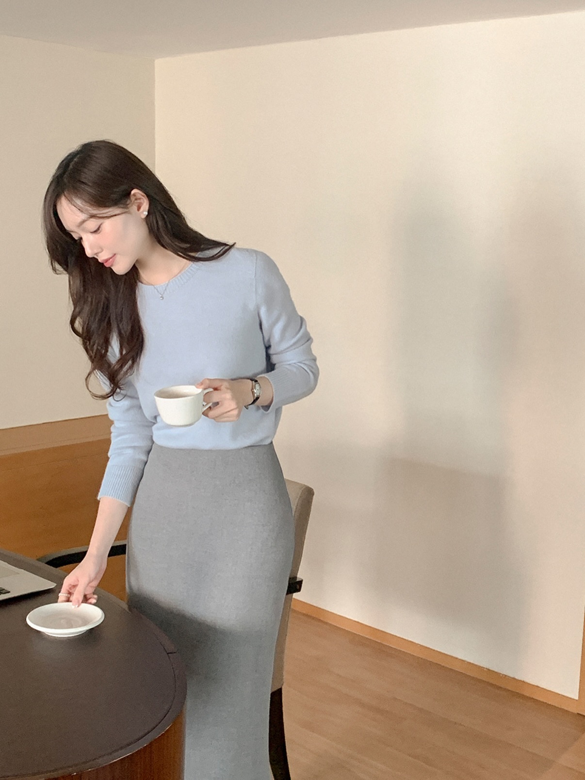 Áo dài tay kết hợp chân váy giúp tổng thể trở nên nữ tính và gọn gàng hơn. Chân váy tạo cảm giác thanh lịch, phù hợp công sở. Ưu tiên áo trơn, sơ vin gọn để tôn dáng.