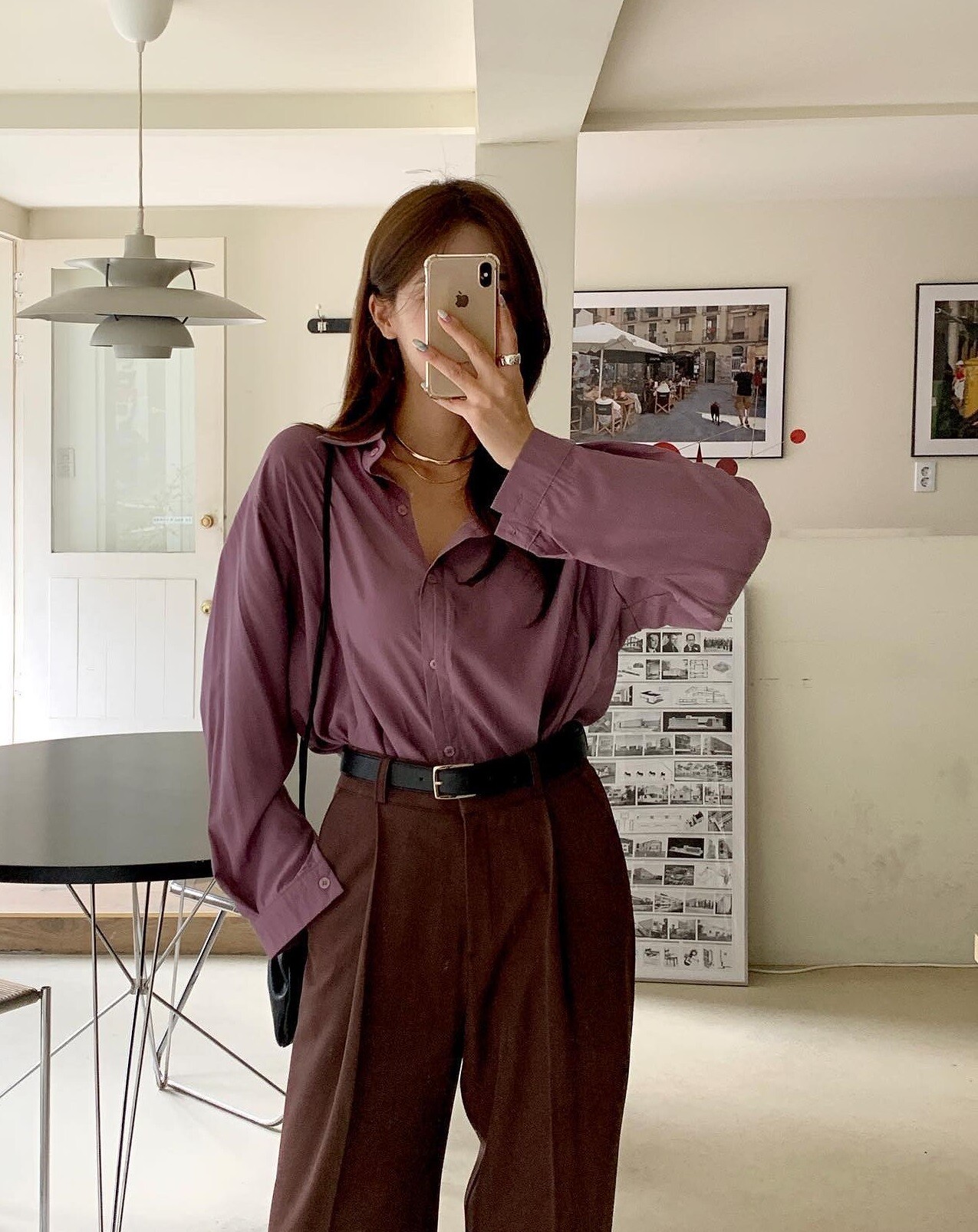 Quần âu tối màu là lựa chọn an toàn cho phụ nữ U40 nhờ khả năng che bụng, đùi và tạo hiệu ứng dáng gọn gàng. Phom ống đứng hoặc suông nhẹ, cạp cao vừa phải giúp đôi chân trông thon dài hơn, tổng thể thanh lịch và chín chắn.