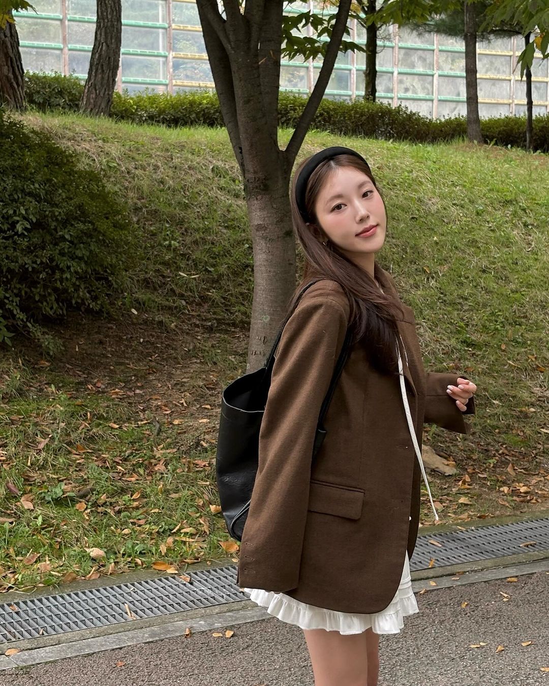 Áo blazer giúp outfit trở nên chỉn chu và thanh lịch ngay lập tức. Thiết kế kinh điển dễ phối với quần âu, váy liền hay jeans, mặc nhiều năm vẫn hợp.